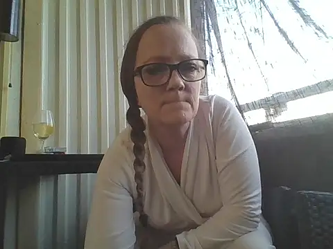 Snapshot of LizzieZ1975 chatting on May 4, 2026, 6:33 pm LizzieZ1975 online show from May 4, 2026, 6:33 pm