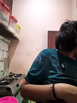 Snapshot of REENA-STRIP chatting on May 9, 2026, 7:23 am REENA-STRIP online show from May 9, 2026, 7:23 am