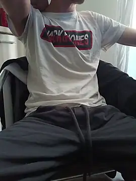 Snapshot of Skinboy06 chatting on June 3, 2026, 9:21 am Skinboy06 online show from June 3, 2026, 9:21 am