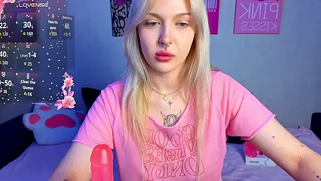 Snapshot of BlondieSummer chatting on August 4, 2026, 7:40 pm BlondieSummer online show from August 4, 2026, 7:40 pm