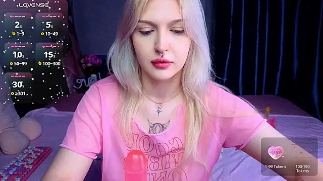 Snapshot of BlondieSummer chatting on August 5, 2026, 6:46 pm BlondieSummer online show from August 5, 2026, 6:46 pm