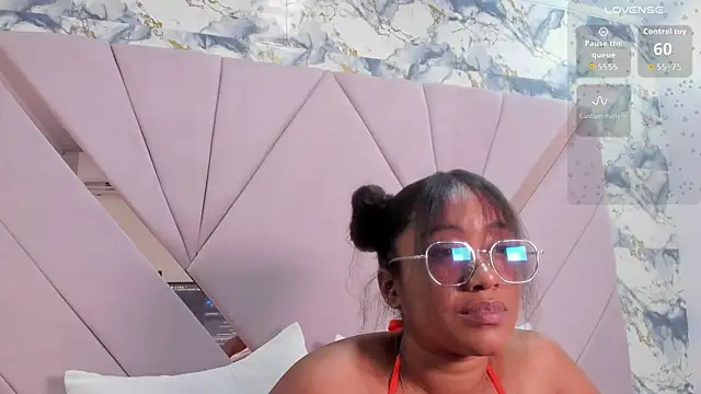 Snapshot of mia_rouxx1 chatting on May 5, 2026, 4:48 am mia rouxx1 online show from May 5, 2026, 4:48 am