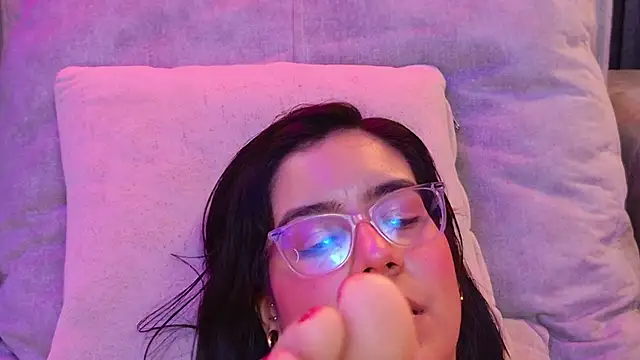 Snapshot of HannaMiller01_ chatting on April 19, 2026, 6:10 pm HannaMiller01 online show from April 19, 2026, 6:10 pm