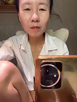 lilysister66 online show from April 14, 2026, 6:18 am