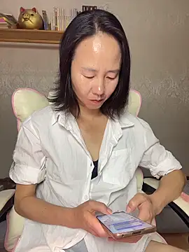 lilysister66 online show from April 15, 2026, 3:27 pm