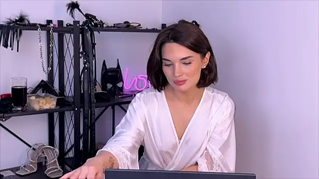 ElaraSky online show from April 3, 2026, 2:40 am