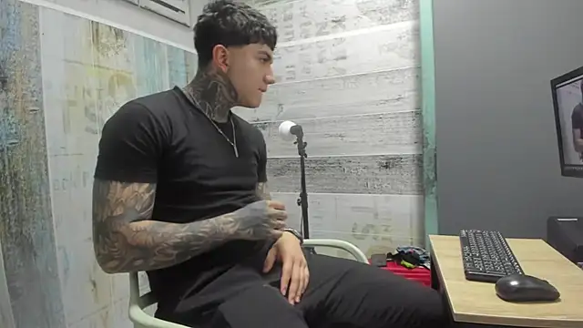 Snapshot of Gury_tattoo chatting on May 7, 2026, 9:40 pm Gury tattoo online show from May 7, 2026, 9:40 pm