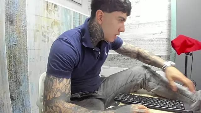 Snapshot of Gury_tattoo chatting on April 30, 2026, 6:26 pm Gury tattoo online show from April 30, 2026, 6:26 pm