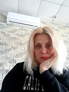 MiaLove183 online show from March 26, 2026, 2:48 pm