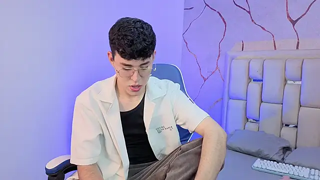 Tom Parker  online show from March 21, 2026, 11:19 pm