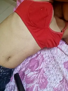 Curvy Amyra online show from May 15, 2026, 6:55 am