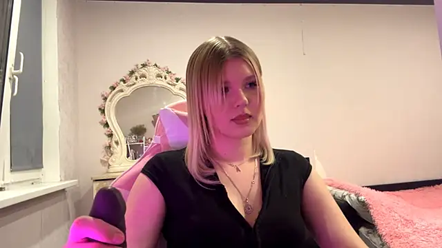 SweettAnny online show from May 17, 2026, 7:14 pm
