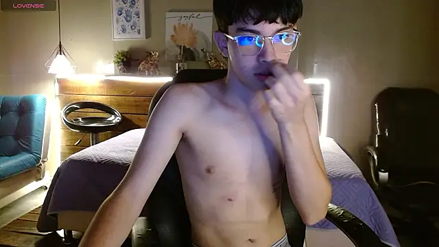 SantiTwinkyy online show from March 28, 2026, 1:12 pm