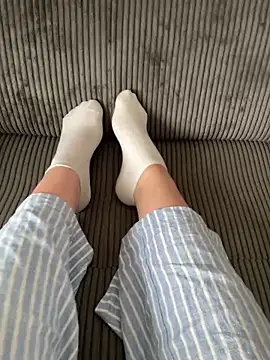 Snapshot of LilouPieds chatting on June 14, 2026, 4:52 pm LilouPieds online show from June 14, 2026, 4:52 pm