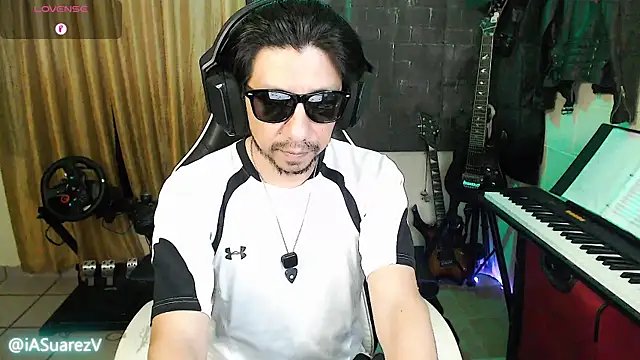 Snapshot of IASuarezV chatting on July 4, 2026, 4:30 am IASuarezV online show from July 4, 2026, 4:30 am