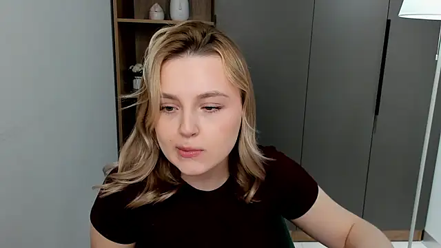 Snapshot of LorriMonz chatting on March 26, 2026, 6:44 am LorriMonz online show from March 26, 2026, 6:44 am