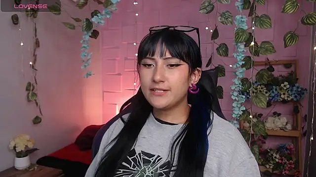 Snapshot of eyes_moonn chatting on April 11, 2026, 3:58 am eyes moonn online show from April 11, 2026, 3:58 am