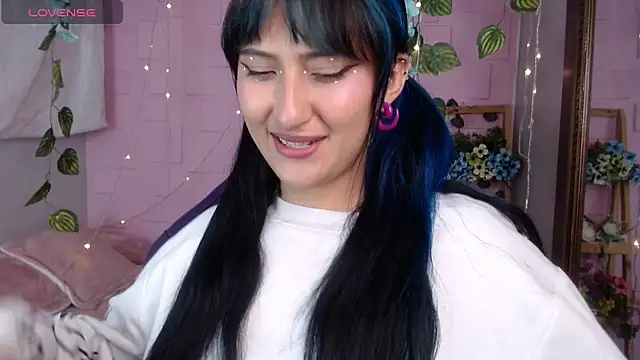 Snapshot of eyes_moonn chatting on April 28, 2026, 12:09 pm eyes moonn online show from April 28, 2026, 12:09 pm