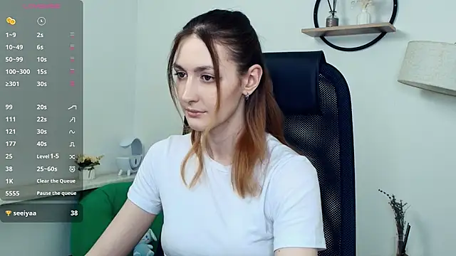 LoraLanett online show from April 18, 2026, 2:52 pm