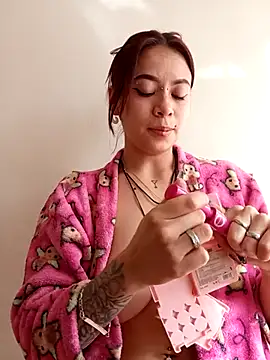 AuroraaMoonn online show from April 7, 2026, 1:02 pm