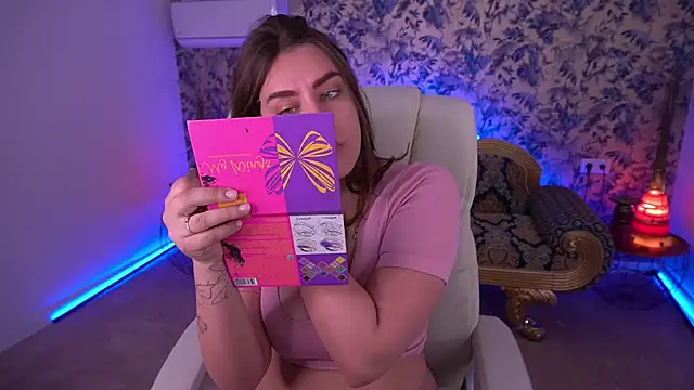 Snapshot of HeyKitten chatting on April 12, 2026, 7:22 am HeyKitten online show from April 12, 2026, 7:22 am