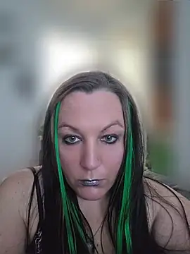 Queenemerald online show from July 6, 2026, 4:09 pm