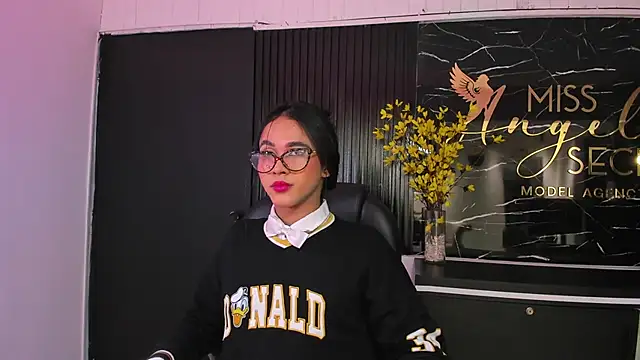 Snapshot of Miss_KhalifaDoll chatting on April 1, 2026, 4:03 am Miss KhalifaDoll online show from April 1, 2026, 4:03 am