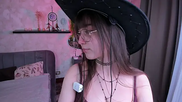 Snapshot of LaelIvie chatting on April 21, 2026, 8:54 am LaelIvie online show from April 21, 2026, 8:54 am
