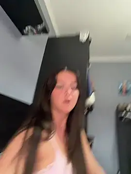 LolaSkyee online show from May 5, 2026, 6:27 am