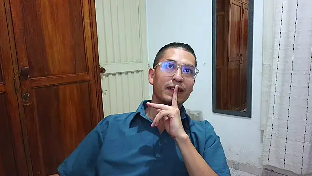 Snapshot of Eriick___E chatting on May 7, 2026, 12:48 am Eriick E online show from May 7, 2026, 12:48 am