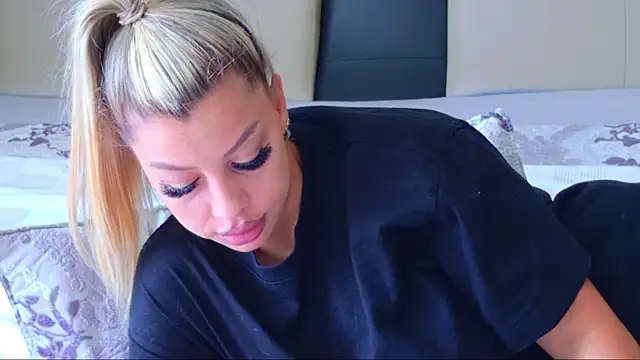 Snapshot of Ohh_Nicole chatting on May 15, 2026, 8:23 am Ohh Nicole online show from May 15, 2026, 8:23 am