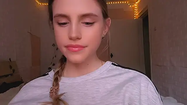 EveCoutch online show from April 1, 2026, 12:06 pm