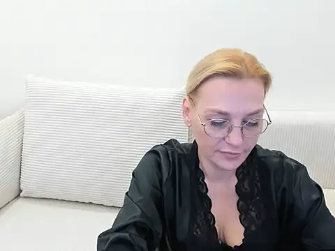 Snapshot of OeigesMik chatting on April 8, 2026, 10:50 am OeigesMik online show from April 8, 2026, 10:50 am