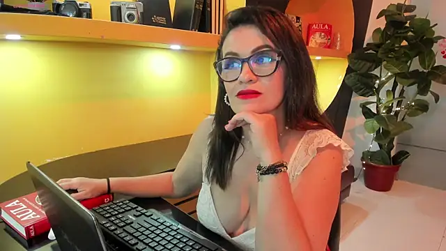 Snapshot of BiancaRoyalle chatting on April 18, 2026, 9:15 pm BiancaRoyalle online show from April 18, 2026, 9:15 pm