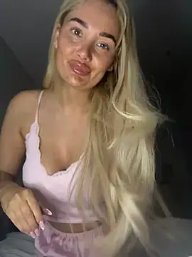 Hannah1899 online show from April 15, 2026, 9:04 pm