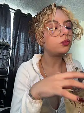 Snapshot of Amber-fire chatting on May 4, 2026, 5:05 pm Amber-fire online show from May 4, 2026, 5:05 pm