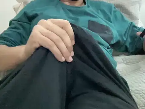 Snapshot of UniversitarioHot chatting on May 18, 2026, 2:33 am UniversitarioHot online show from May 18, 2026, 2:33 am