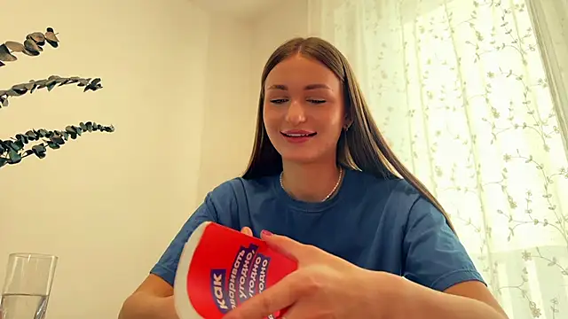 HallieHollo online show from April 1, 2026, 1:41 pm