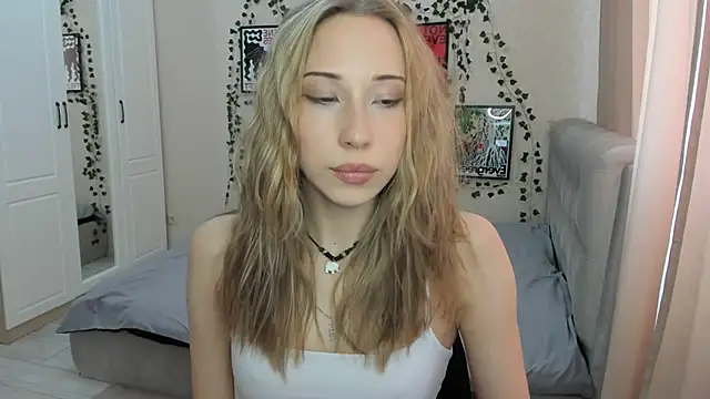 Snapshot of Emmarayder chatting on April 1, 2026, 11:33 am Emmarayder online show from April 1, 2026, 11:33 am