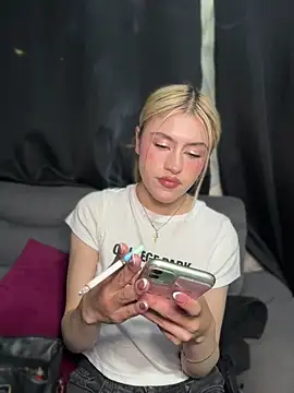 Snapshot of Lia_fire chatting on April 19, 2026, 2:56 am Lia fire online show from April 19, 2026, 2:56 am
