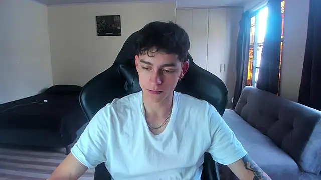 Snapshot of Luke_Chill chatting on April 4, 2026, 9:32 pm Luke Chill online show from April 4, 2026, 9:32 pm