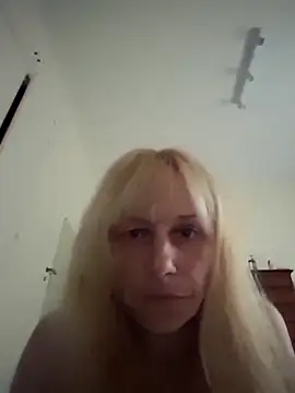 RinaSunX online show from April 21, 2026, 4:02 pm