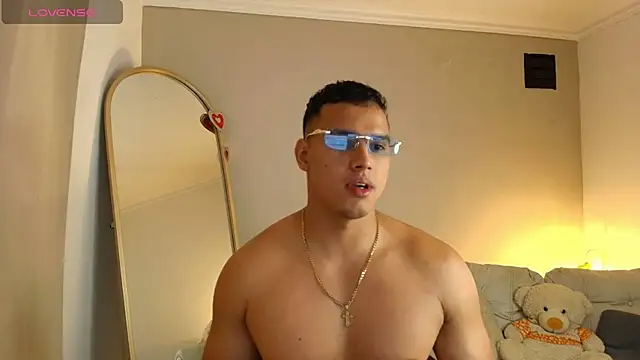 Snapshot of Maxi_and_Ares chatting on April 5, 2026, 7:09 pm Maxi and Ares online show from April 5, 2026, 7:09 pm