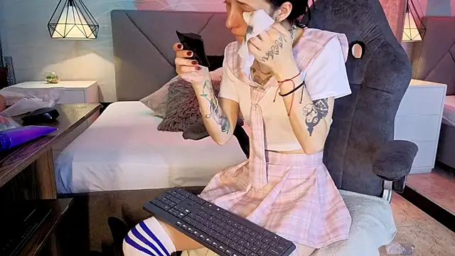 lhiamfitt10 online show from April 19, 2026, 4:08 pm