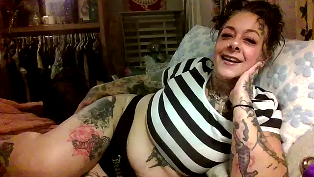 Snapshot of Kitty_bang chatting on June 2, 2026, 5:18 am Kitty bang online show from June 2, 2026, 5:18 am