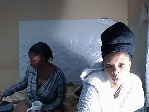 Snapshot of FloweSaltry chatting on June 18, 2026, 8:25 pm FloweSaltry online show from June 18, 2026, 8:25 pm