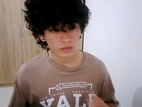 normalboy16 online show from April 3, 2026, 10:27 pm