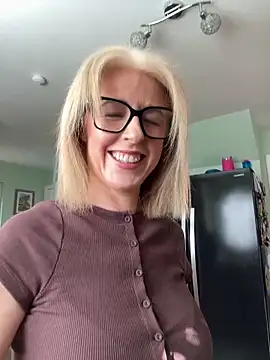 Snapshot of Laylaskyexx chatting on April 13, 2026, 9:46 am Laylaskyexx online show from April 13, 2026, 9:46 am