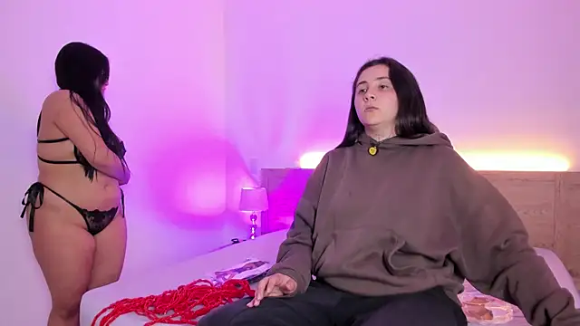 Snapshot of Elisa_n_Emma chatting on May 7, 2026, 7:28 pm Elisa n Emma online show from May 7, 2026, 7:28 pm