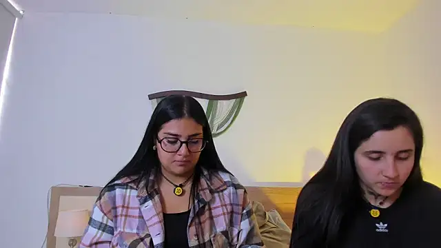 Snapshot of Elisa_n_Emma chatting on April 20, 2026, 7:26 pm Elisa n Emma online show from April 20, 2026, 7:26 pm